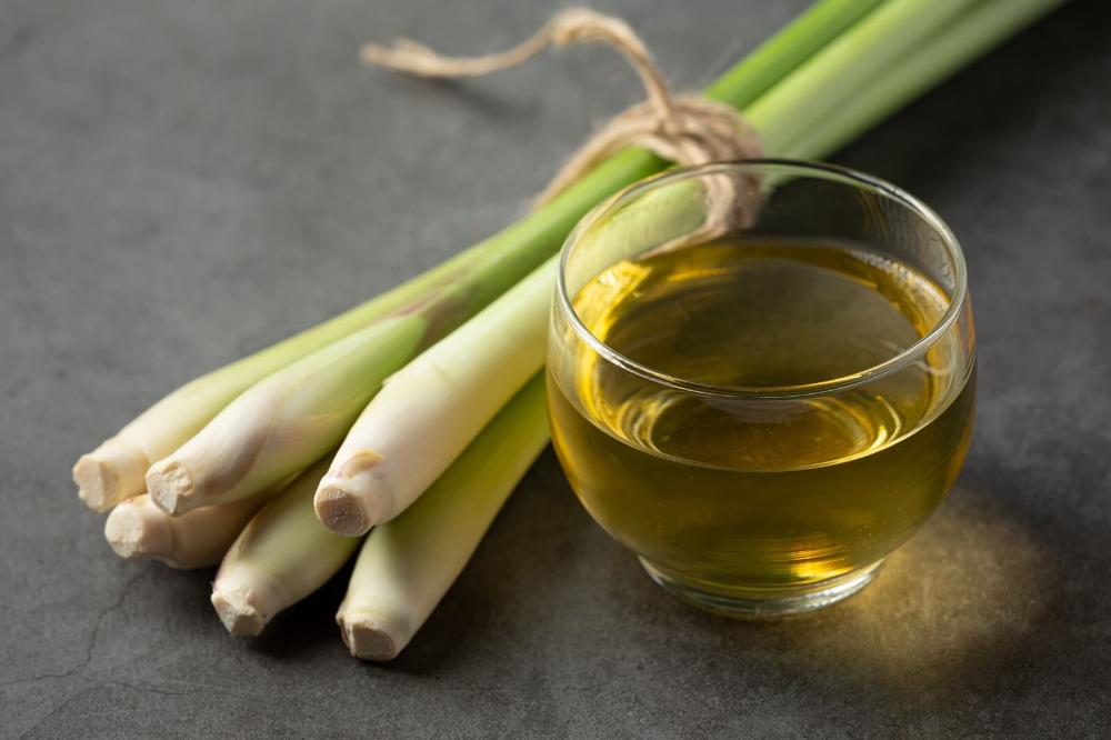 Benefits of Lemongrass Essential Oil For Hair