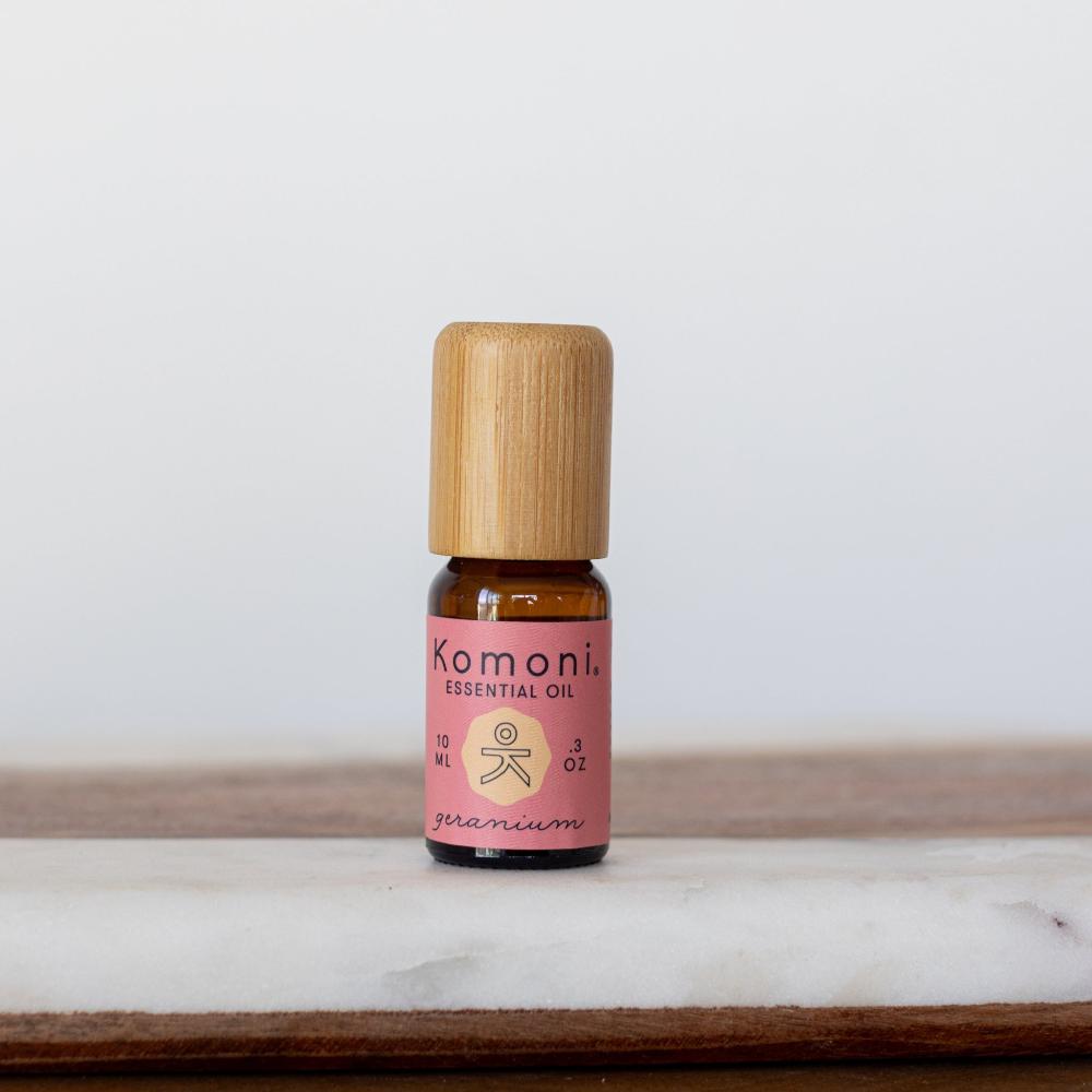 A 10ml vial of Geranium pure essential oil with attractive bamboo wood top offers a sweet, uplifting floral aroma with a hint of mint that helps you relax and reconnect. 